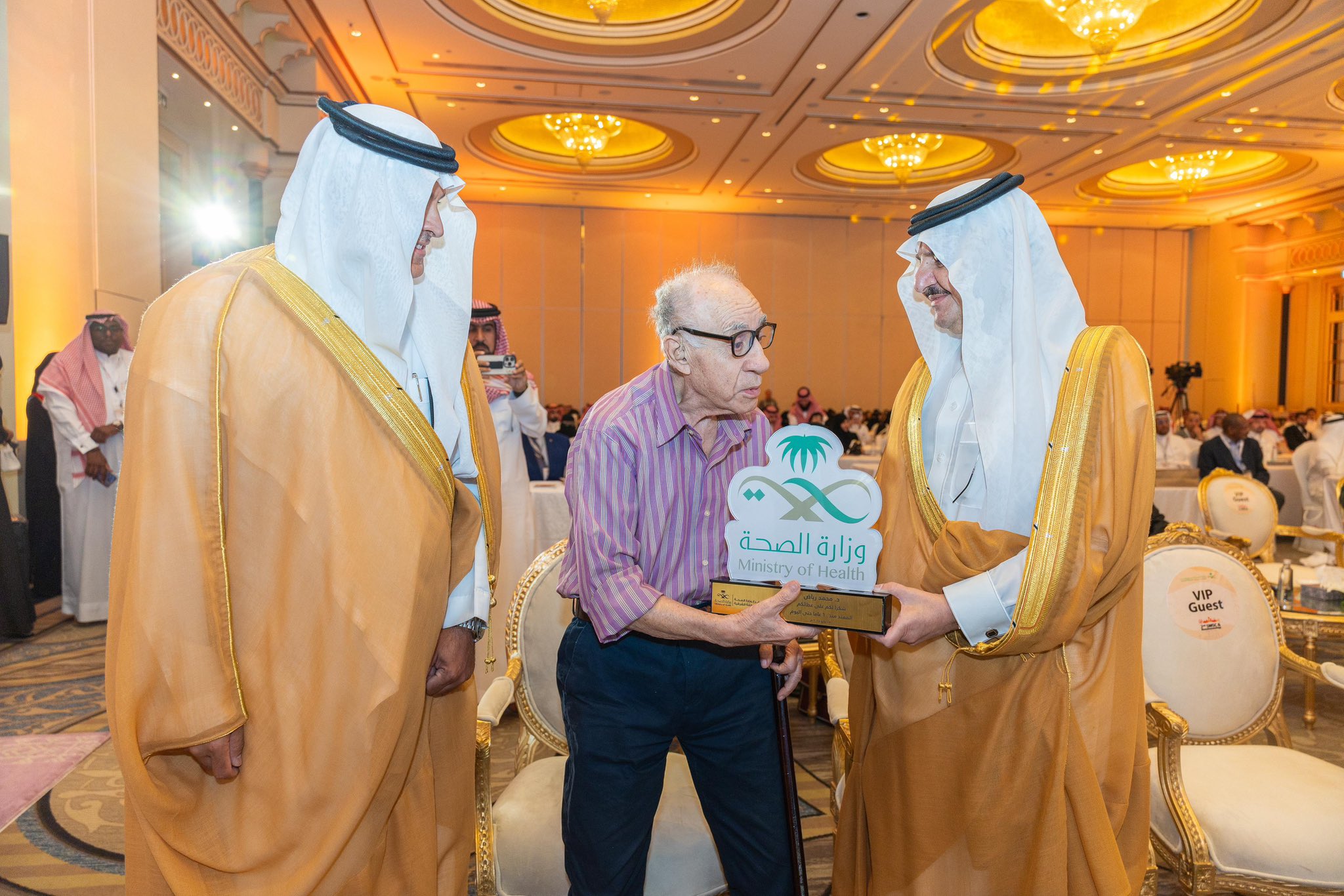 #فيديو| 

الدكتور محمد رياض طبيبٌ استثنائي، ما زال يمارس مهنة الطب منذ 62 عاماً، وقضى معظم حياته في محافظة بقيق.
#فرع_وزارة_الصحة_بالمنطقة_الشرقية