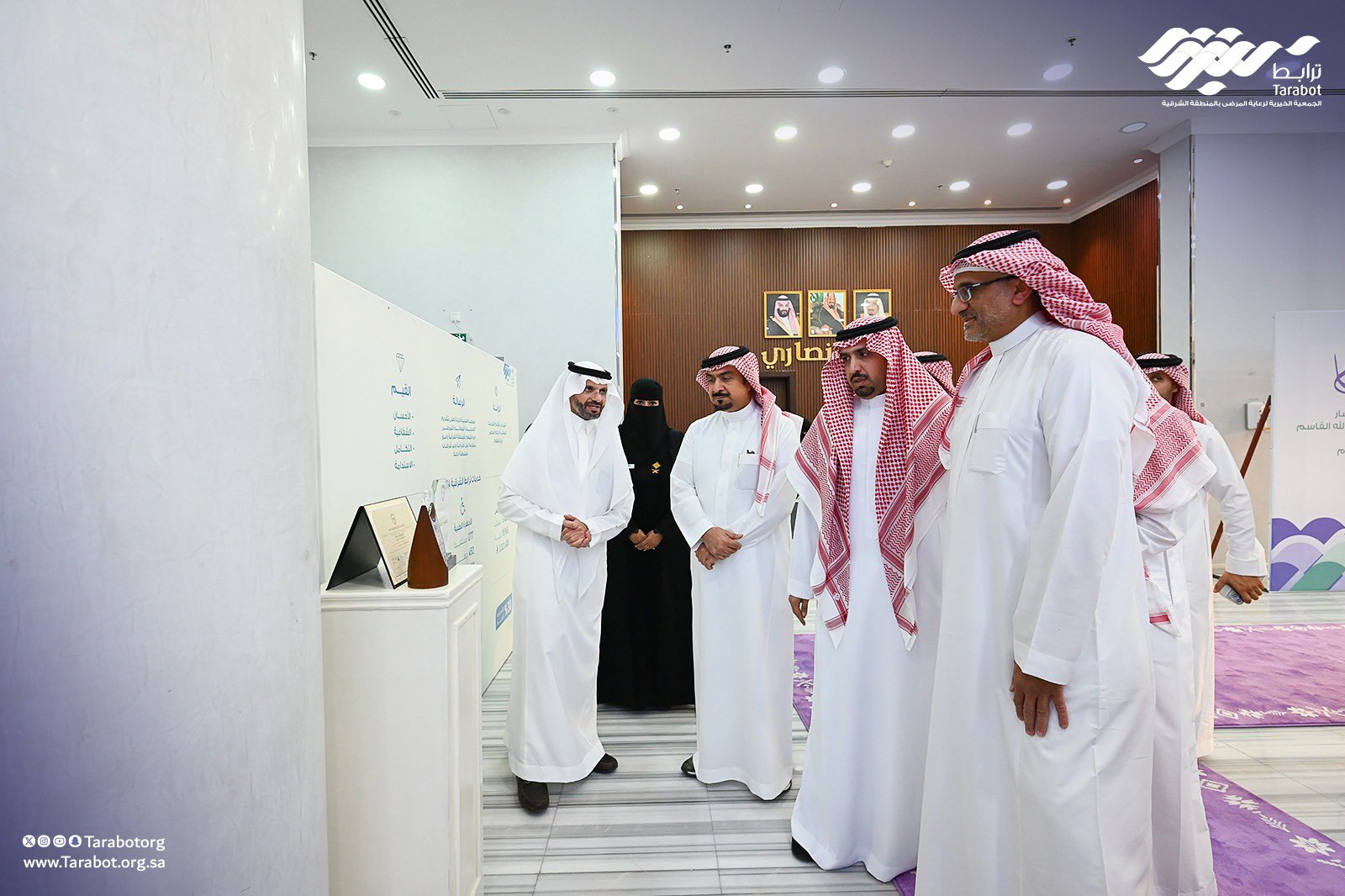 حيث كان في استقباله والوفد المرافق له رئيس مجلس الإدارة الأستاذ/ ناصر بن عبدالعزيز الأنصاري معرباً عن بالغ شكره وتقدير لمعاليه لما تمثله هذه الزيارة من دعم بالغ لبرامج ومشاريع الجمعية.