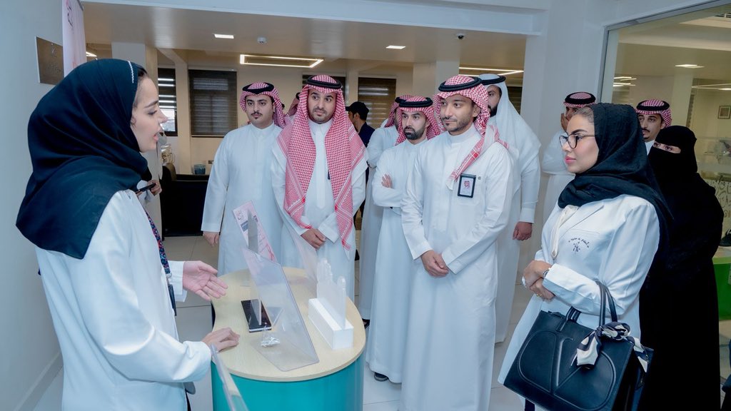 وقاية القطاع الشرقي وجمعية معك ،  يفعلان مبادرة للتوعية بسرطان الثدي لموظفات #فرع_وزارة_الصحة_بالمنطقة_الشرقية ، وتهدف المبادرة الى رفع مستوى الوعي لدى السيدات بأهمية الكشف المُبكر ودوره في تعزيز فرص الشفاء، و تعزيز السلوك الوقائي لديهن من خلال نشر المعلومات الصحية السليمة، و كذلك مساندة الجهود الوطنية في تعزيز الوقاية والكشف المبكر لسرطان الثدي.
#رايتك_وردية 
#التبكيرة_خيرة 
#صحة_الشرقية
