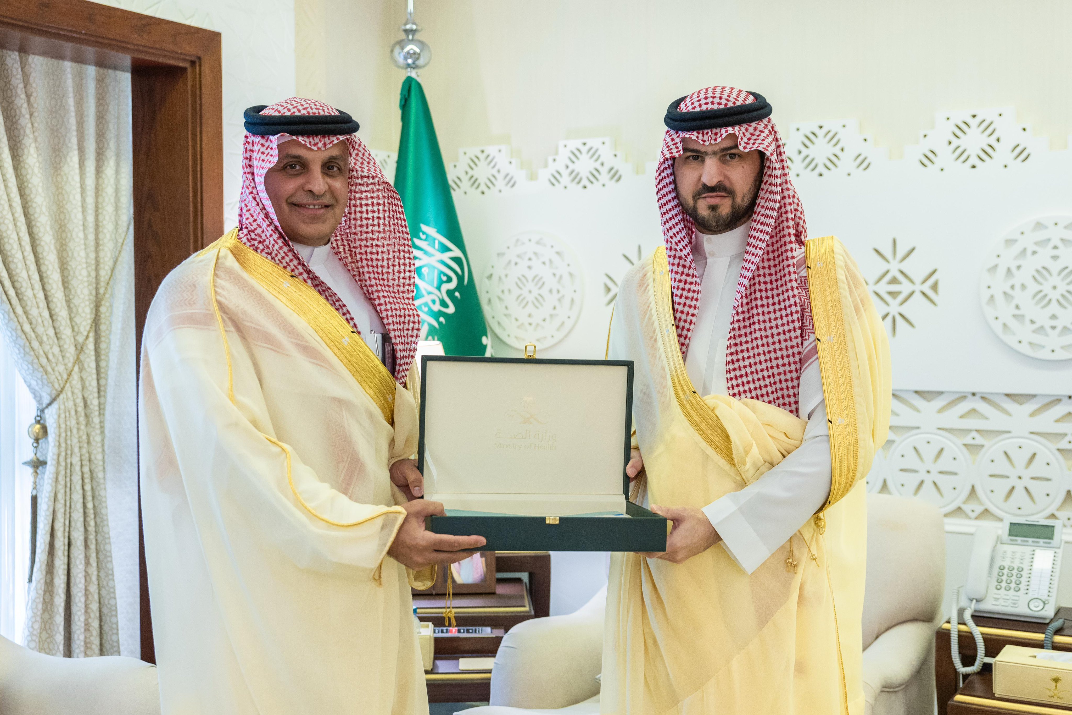 استقبل صاحب السمو الملكي الأمير سعود بن بندر بن عبدالعزيز آل سعود #نائب_أمير_المنطقة_الشرقية سعادة مدير عام فرع وزارة الصحة بالمنطقة الشرقية الأستاذ الدكتور فارس بن عايض الهمزاني، وقيادات فرع الوزارة بالمنطقة، وتسلّم سموّه التقرير السنوي للفرع للعام 2024م.   #فرع_وزارة_الصحة_بالمنطقة_الشرقية  #صحة_الشرقية