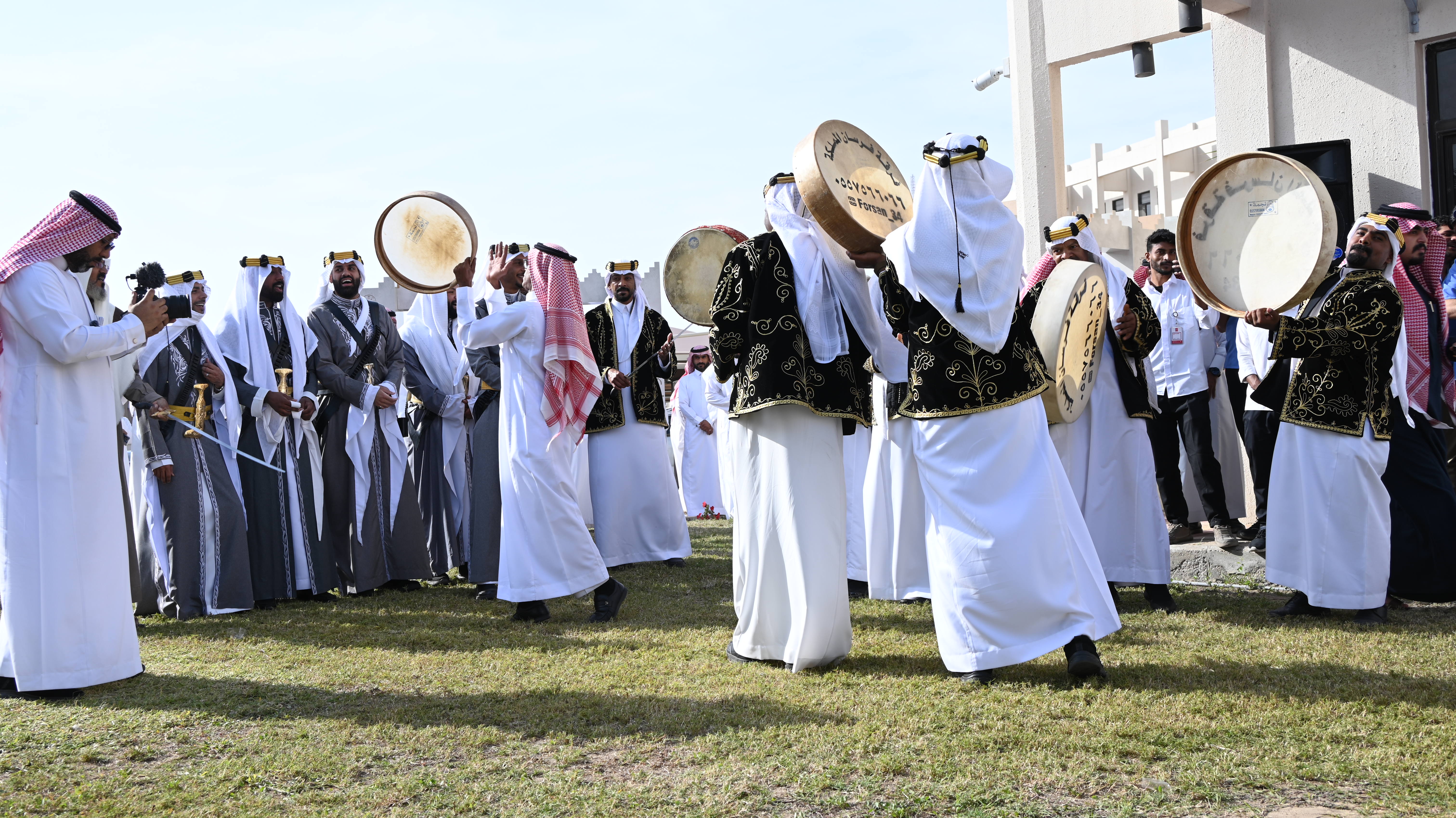 إدارة الموارد البشرية تُنظّم “خيمتكم الشتوية” وتحتفي بيوم التأسيس بفرقة شعبية